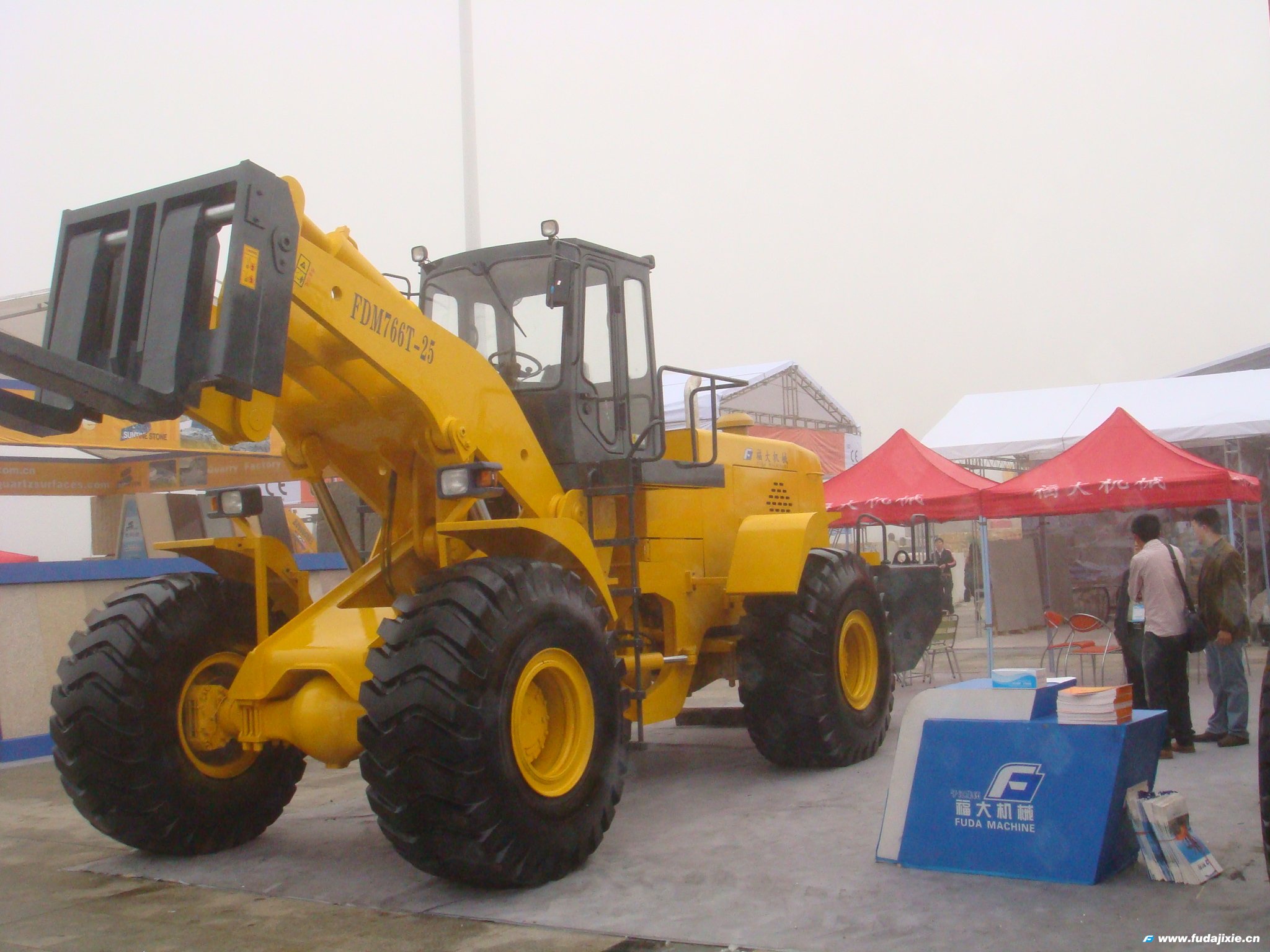 福大25噸叉裝車FDM766T-25亮相2011年廈門石材展